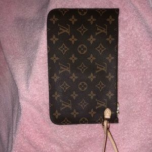 LV pochette
